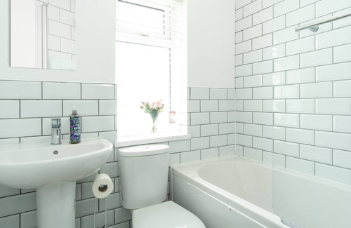Winshill House | Heath House - Stunning 3-bed home with parking
