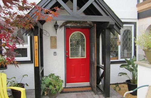 James Bay Bed & Breakfast | Heathergate Cottage and Suites