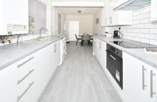 Crewe Apartment | Heathfield House by YourStays - Four Bedroom House in Crewe