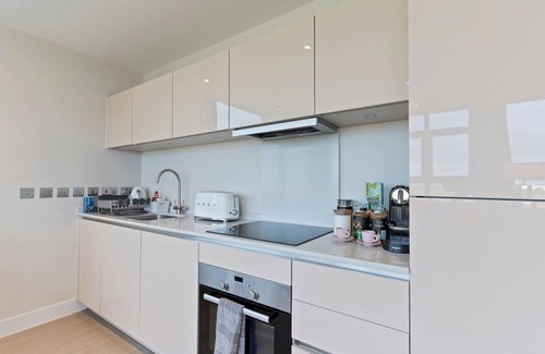Sunbury on Thames Condo | Heathrow Airport Thorpe Park Aprt