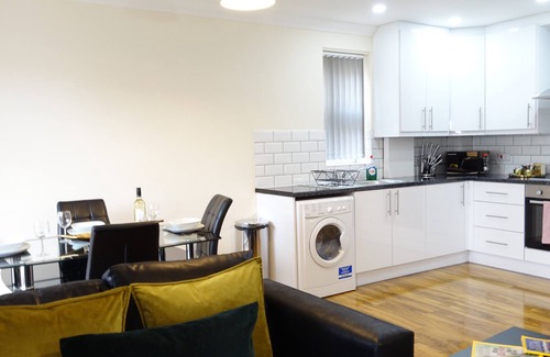 Stanwell Apartment | HEATHROW AIRPORT Apartment-Private PARKING-Perfect for families