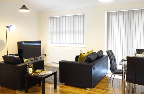 Stanwell Apartment | HEATHROW AIRPORT Apartment-Private PARKING-Perfect for families