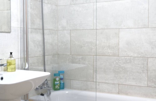 Stanwell Apartment | HEATHROW AIRPORT Apartment-Private PARKING-Perfect for families