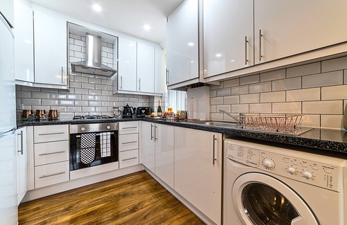 Staines Apartment | Heathrow Clean 2 Bed Apartment Perfect for 6 Plus Parking