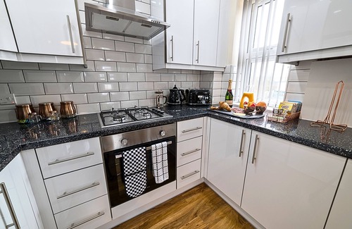 Staines Apartment | Heathrow Clean 2 Bed Apartment Perfect for 6 Plus Parking
