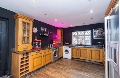 Colnbrook House | Heathrow House with Hot tub and Garden