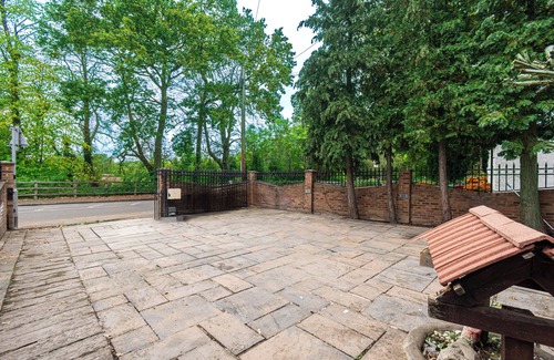 Colnbrook House | Heathrow House with Hot tub and Garden