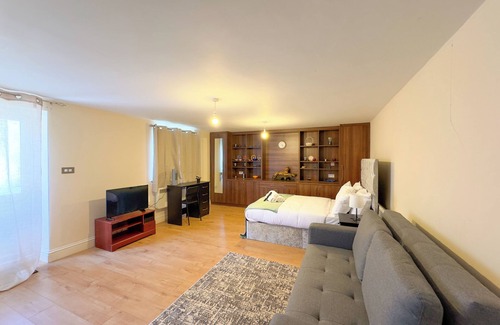 Harlington Bed & Breakfast | Heathrow Lodge B&B