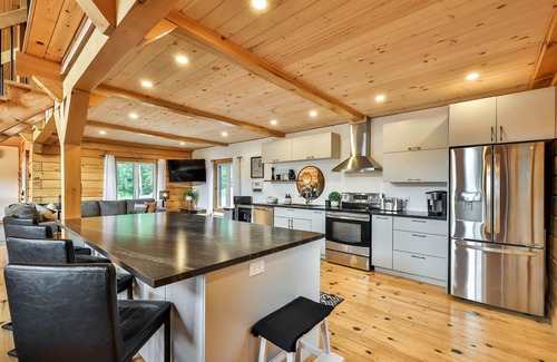 Notre-Dame-de-Pontmain Cottage | Heaven 47 - Cottage with Hot Tub & Huge Games Room