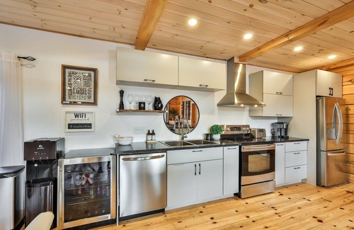 Notre-Dame-de-Pontmain Cottage | Heaven 47 - Cottage with Hot Tub & Huge Games Room