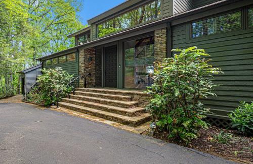 Big Canoe House | Heaven and Earth - Luxury Accomodations, Breathtaking Mountain Views, Game Rooms + More!