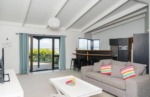 Mangawhai Heads House | Heaven Awaits - Fantastic beach house for 1-2 families, amazing views, a short stroll to the water