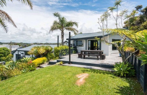 Mangawhai Heads House | Heaven Awaits - Fantastic beach house for 1-2 families, amazing views, a short stroll to the water