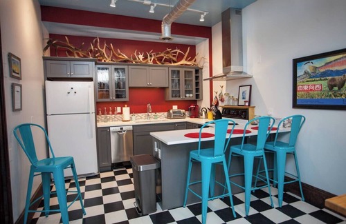 Livingston Apartment | Heaven: Hip Downtown Livingston Loft