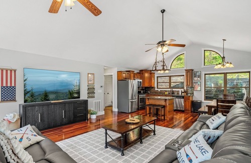 Caryville House | Heaven on Hiawatha Ln, 4 bed 4.5 bath Lakefront Home Close to Twin Cove Marina