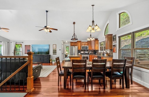 Caryville House | Heaven on Hiawatha Ln, 4 bed 4.5 bath Lakefront Home Close to Twin Cove Marina