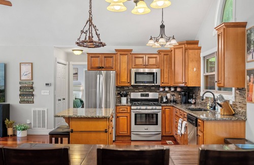 Caryville House | Heaven on Hiawatha Ln, 4 bed 4.5 bath Lakefront Home Close to Twin Cove Marina
