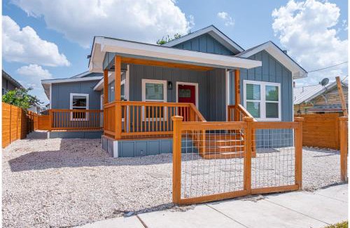 Historic Garderns House | Heaven-sent Convenient 4BR 3BA Near Downtown