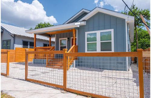 Historic Garderns House | Heaven-sent Convenient 4BR 3BA Near Downtown