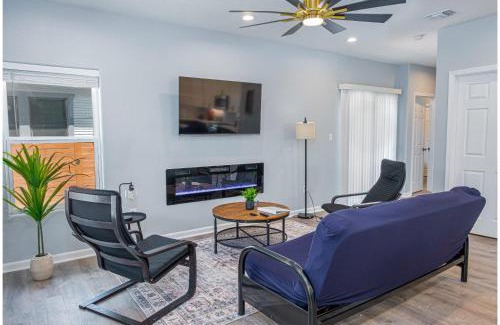 Historic Garderns House | Heaven-sent Convenient 4BR 3BA Near Downtown