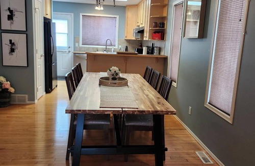 Airdrie House | Heavenly Cozy PlacennSpacious 5-Bedroom Family Home — Perfect for Groups!