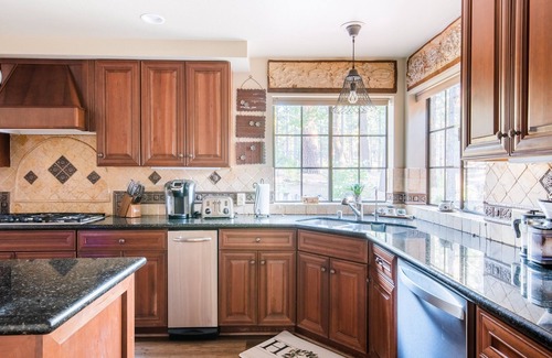 Evergreen Estates House | Heavenly Estate. Amazing Backyard with Brand New Luxury Hot Tub. EV Charger. Games. BBQ and More.