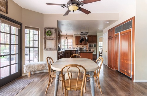 Evergreen Estates House | Heavenly Estate. Amazing Backyard with Brand New Luxury Hot Tub. EV Charger. Games. BBQ and More.
