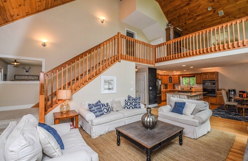 Blakeslee House | Heavenly Grove | Hot Tub + Fire Pit & Pool Table! Easy Walk to Lake!