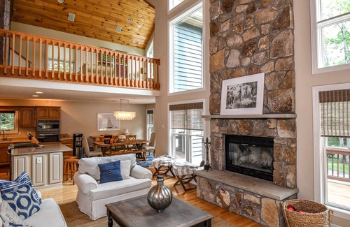 Blakeslee House | Heavenly Grove | Hot Tub + Fire Pit & Pool Table! Easy Walk to Lake!