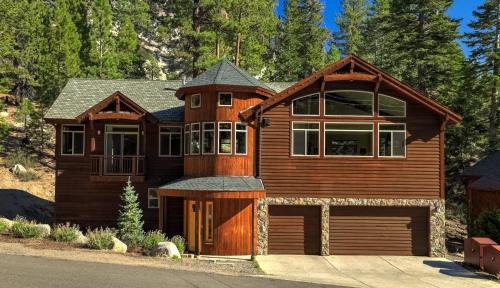 Tahoe Village House | Heavenly Mountain Chalet - Skiing Pets Hot tub