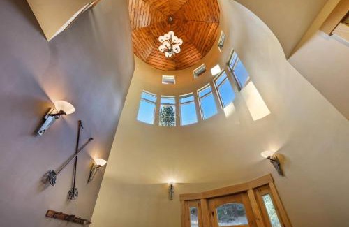 Tahoe Village House | Heavenly Mountain Chalet - Skiing Pets Hot tub