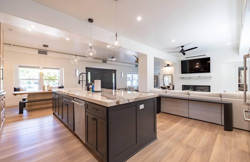 South Lake Tahoe Cabin | Heavenly Paradise: Luxury Ski & Beach Escape