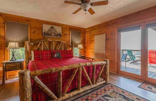 Dunlap House | Heaven’s View Lodge, Pool, Pet Friendly