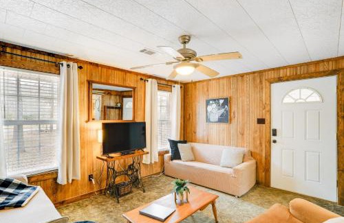 Wilburn House | Heber Springs Cabin with Deck 3 Mi to Sugarloaf Mtn