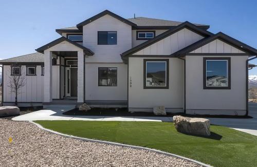 Heber House | Heber Valley Gem Hot Tub Games Fire Place
