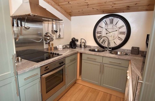 Aisgernis Cottage | HEBRIDEAN EARTH HOUSE, pet friendly in Daliburgh, Isle Of South Uist