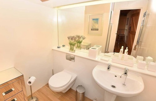 Aisgernis Cottage | HEBRIDEAN EARTH HOUSE, pet friendly in Daliburgh, Isle Of South Uist