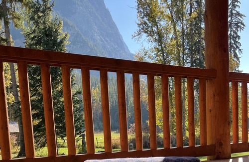 Columbia Valley House | Hedberg Peak Guesthouse Rocky Mountain escape