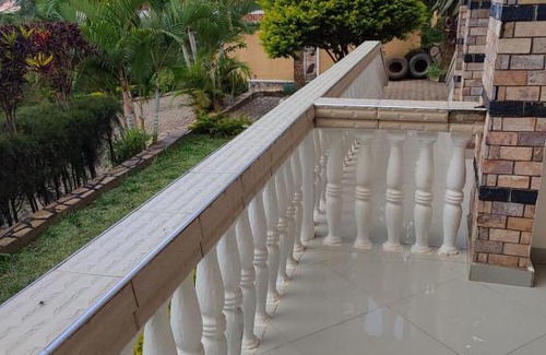 Kampala House | HEDGE GUEST HOUSE