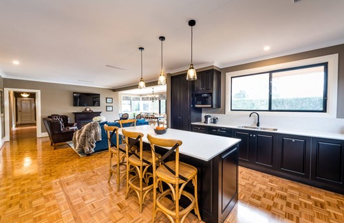 East Toowoomba House | Hedge House - luxury, space, style, great location