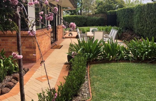 East Toowoomba House | Hedge House - luxury, space, style, great location