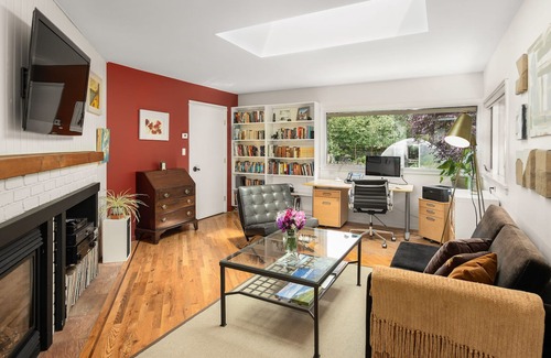 Ganges House | Hedgerow Cottage B & B just steps from Ganges Village waterfront