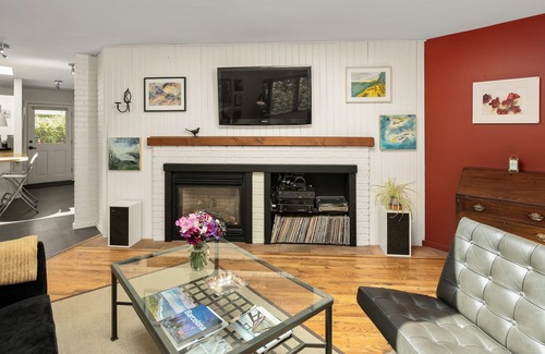 Ganges House | Hedgerow Cottage B & B just steps from Ganges Village waterfront