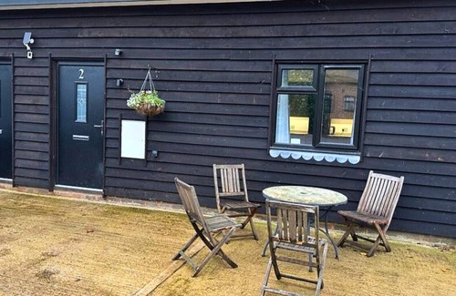 Wooburn Moor Ski Chalet | Hedsor Stylish Two Bedroom Cottage