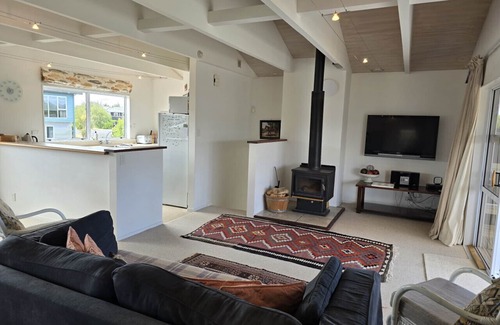 Wharewaka House | Heeni Street - Great location near the lake