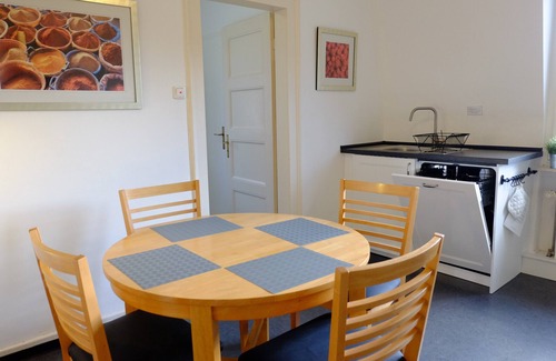 Weststadt Apartment | heidel-home 3Room Apartment: central villa from 1926 for singles/groups/family