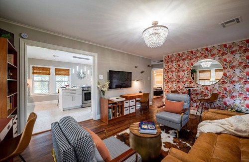 Greater Heights House | Heights Bungalow Midterm Stay Crew & Insurance OK -KingSuite -Fencd Backyard