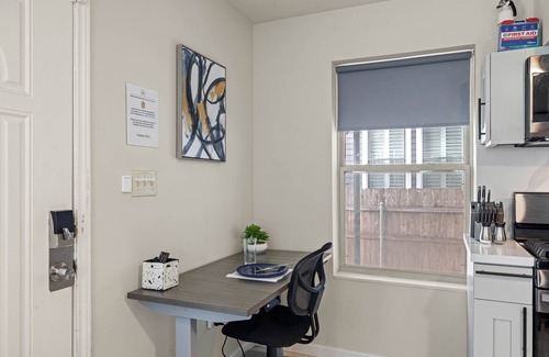 Greater Heights Apartment | Heights Flat Nr Downtown | Yard Pets | Desk WiFi