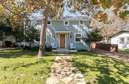 Fredericksburg House | Heiser Haus I Terrific for 2 Couples | 3.5 Blocks to Main St.