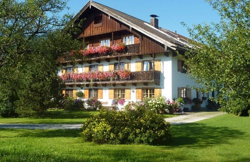 Wackersberg Apartment | Heissbauer Rosentraum, mountain view, central, ideal for excursions by foot, bike, car